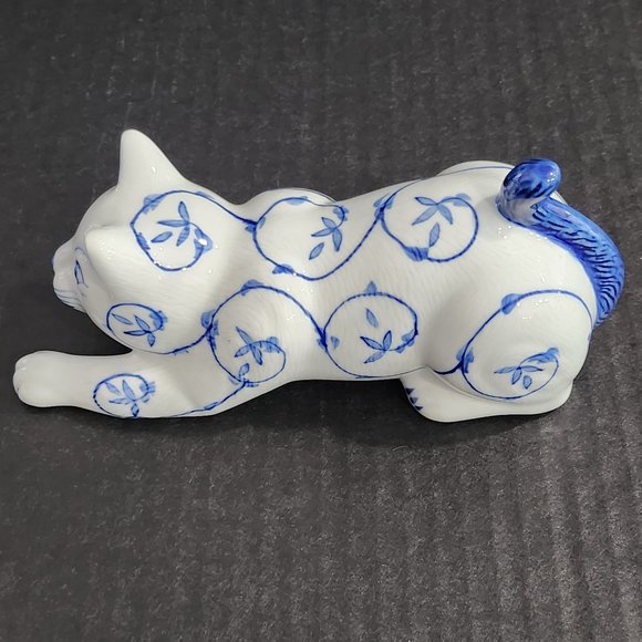 Blue and White Hand Painted Porcelain Cat Made in Thailand - Picture 4 of 10
